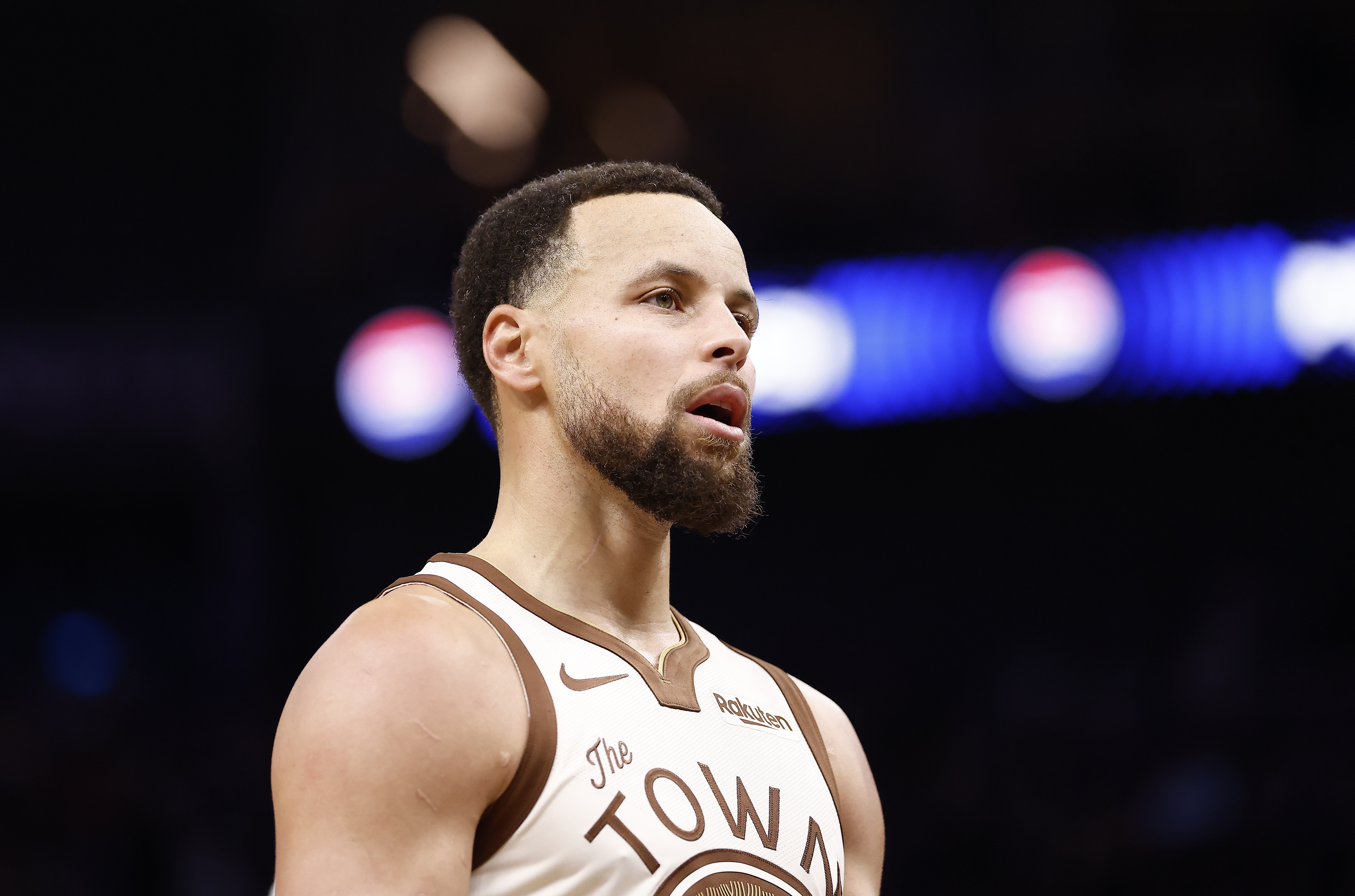 遭遇严防！库里16中6拿到16分3板3助1断 正负值-25