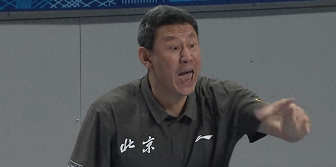 开云官网-周琦撑起北京内线防线,外援串联发力,广东锋线进攻全面哑火